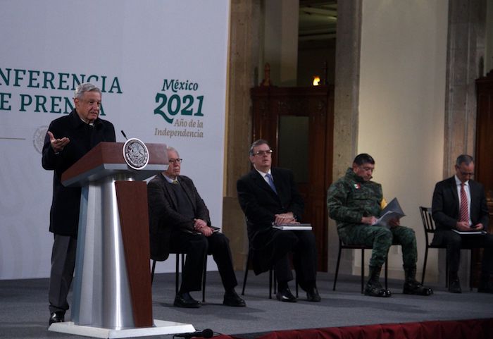 Andrés Manuel López Obrador, Presidente de México, acompañado de Jorge Alcocer Varela, Secretario de Salud; Luis Cresencio Sandoval González, Secretario de la Defensa Nacional; Marcelo Ebrard, Secretario de Relaciones Exteriores; y Hugo López-Gatell Ramírez, Subsecretario de Prevención y Promoción de la Salud, durante la conferencia de prensa que se lleva a cabo en Palacio Nacional.