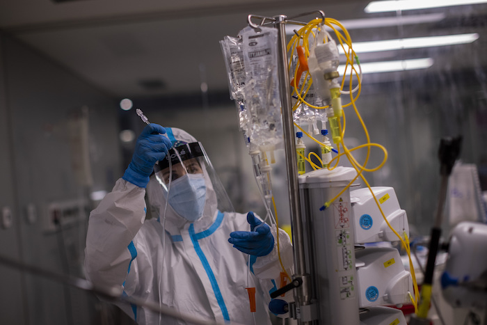 Una trabajadora sanitaria del Hospital Isabel Zendal trabaja en la UCI del centro en Madrid, España, el lunes 18 de enero de 2021. 