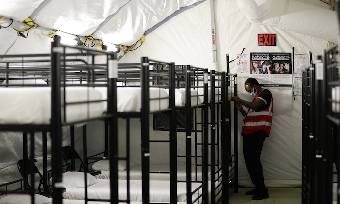 En Esta Fotografía Del De Julio De Un Trabajador Ajusta Unas Literas En El Centro De Detención Para Niños Migrantes Del Gobierno De Estados Unidos En Carrizo Springs Texas