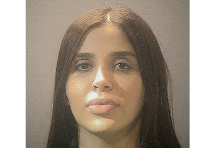 Fotografía proporcionada por el Centro de Detención de Adultos de Alexandria en la que aparece Emma Coronel Aispuro. El Departamento de Justicia dice que ella fue arrestada en el Aeropuerto Internacional Dulles el lunes 22 de febrero de 2021. Se espera que comparezca el martes por videoconferencia ante un tribunal federal en Washington, D.C.