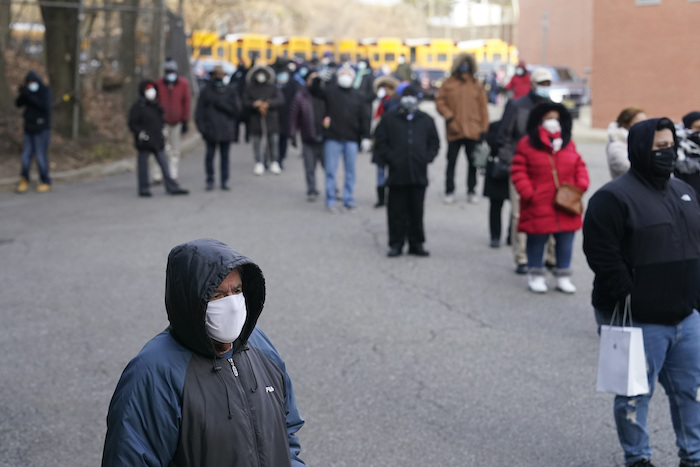 Decenas De Personas Esperan Recibir La Vacuna Contra La Covid En Paterson Nueva Jersey El De Enero Del