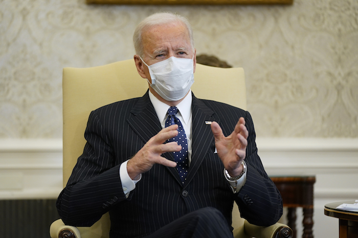 Fotografía del martes 9 de febrero de 2021, del Presidente Joe Biden durante una reunión con líderes empresariales para analizar un paquete de asistencia por la pandemia de coronavirus en la oficina Oval de la Casa Blanca, en Washington, D.C. 