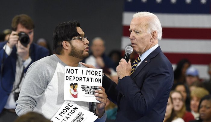 Joe Biden habla con un manifestante que se opone a su posición sobre las deportaciones durante un mitin el jueves 21 de noviembre de 2019 en la Universidad Lander, en Greenwood, Carolina del Sur. 