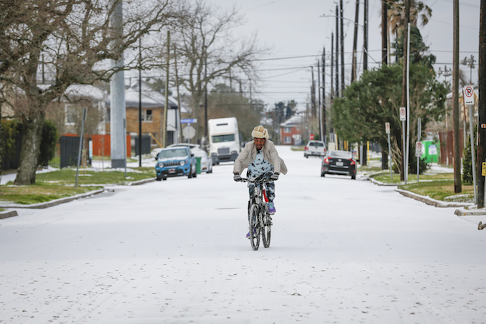 Un hombre monta una bicicleta el lunes 15 de febrero de 2021 cerca de Rosewood, Houston. 