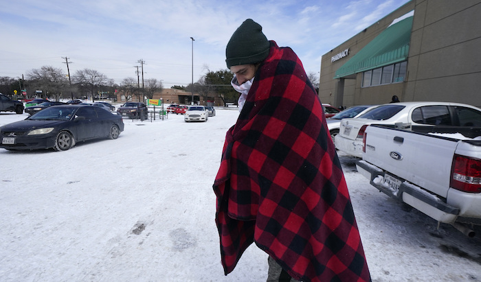 Cody Jennings Utiliza Un Cobertor Para Mantenerse Caliente Afuera De Una Tienda En Dallas El Martes De Febrero De