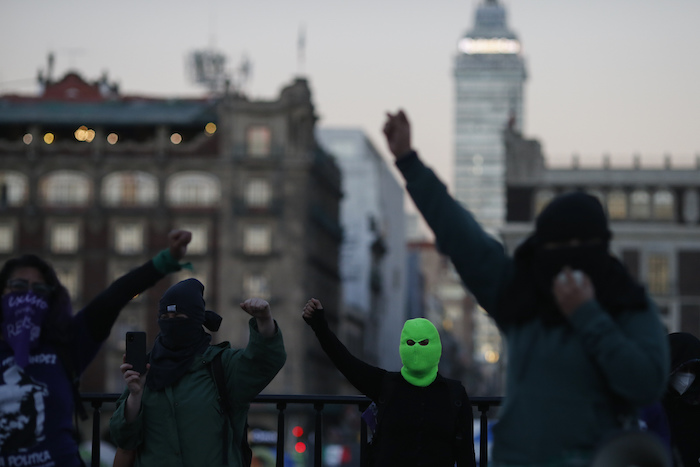 Miembros de un colectivo feminista protesta contra el candidato al Gobierno del estado mexicano de Guerrero, Félix Salgado Macedonio, afuera del Palacio Nacional en Ciudad de México, el lunes 15 de febrero de 2021. 