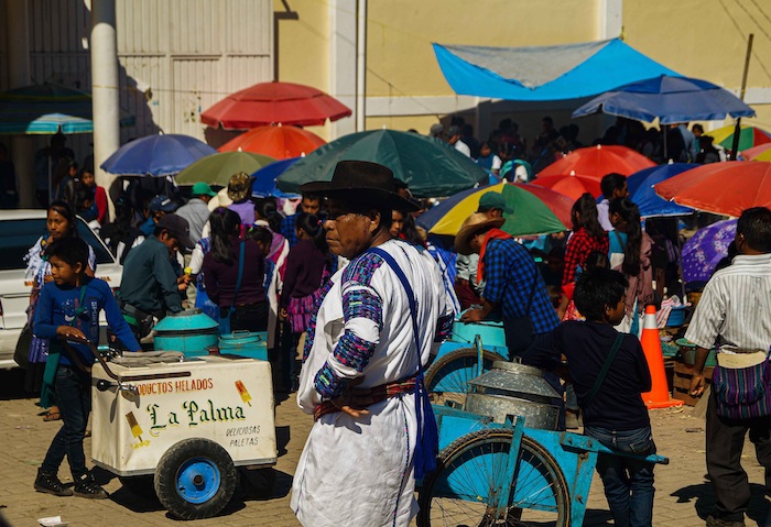 Vista De La Cotidianidad En Una Calle Del Pueblo Indígena San Juan Cancuc En El Estado De Chiapas méxico