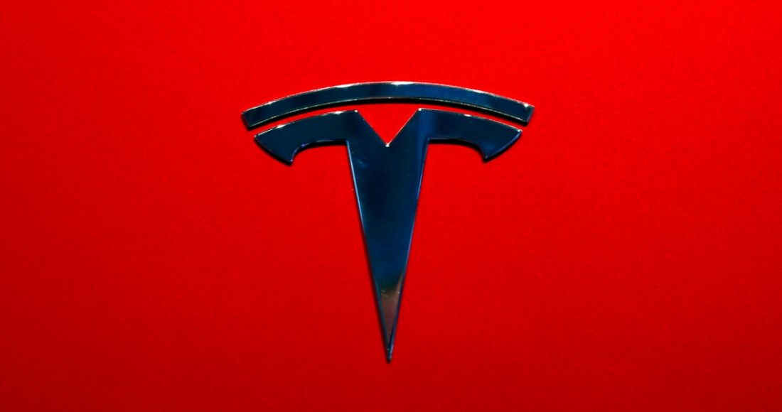 tesla-logo-fondo-rojo