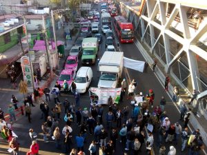 Foto de transportistas en bloqueo en el paradero de Metro Coyuya. Foto: FAT.