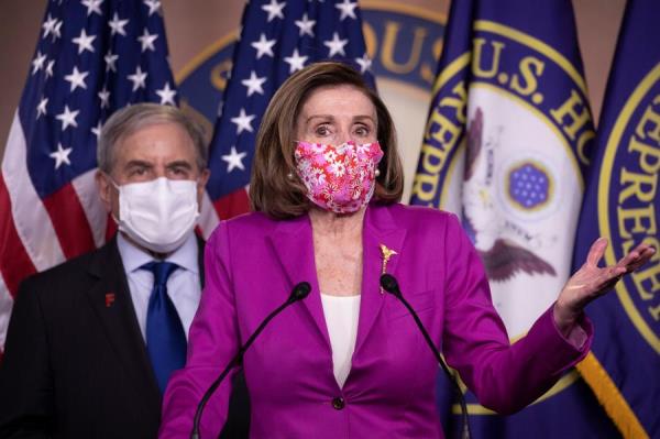 nancy-pelosi-traje-rosa