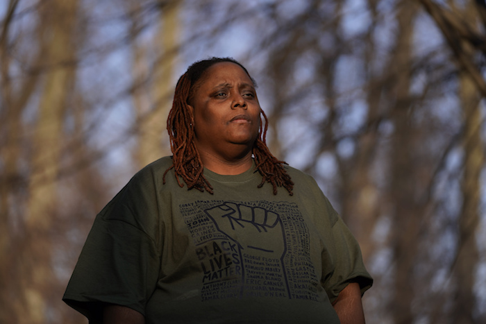 Latoria Glenn-Carr posa para una fotografía en Westland, Michigan, el 9 de marzo de 2021. Latoria Glenn-Carr y su esposa durante seis años, Tyeisha, fueron diagnosticadas en las urgencias de un hospital cerca de su casa en las afueras de Detroit A pesar de las quejas de Glenn-Carr, las enviaron a casa. Tyeisha, de 43 años, murió en la cama al lado de su esposa tres días después. Un mes más tarde, la COVID-19 se llevó también a su madre. 