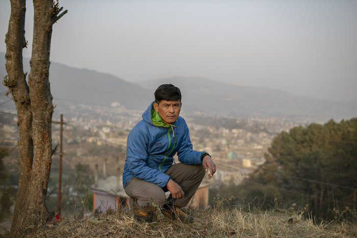 Pasang Rinzee Sherpa, un guía de montaña de 33 años, posa para una fotografía en Katmandú, Nepal, el 3 de marzo de 2021. Sherpa, que ha subido al Everest en dos ocasiones y desde hace 18 años ayuda a los alpinistas a escalar las cumbres más altas del Himalaya, solía ganar unos ocho mil  dólares al año. En los últimos 12 meses no ha tenido ingresos. 