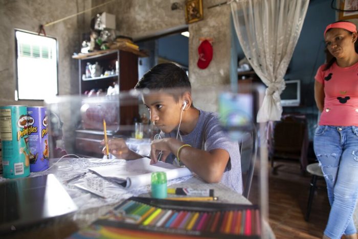 Niño vende dibujos venezuela