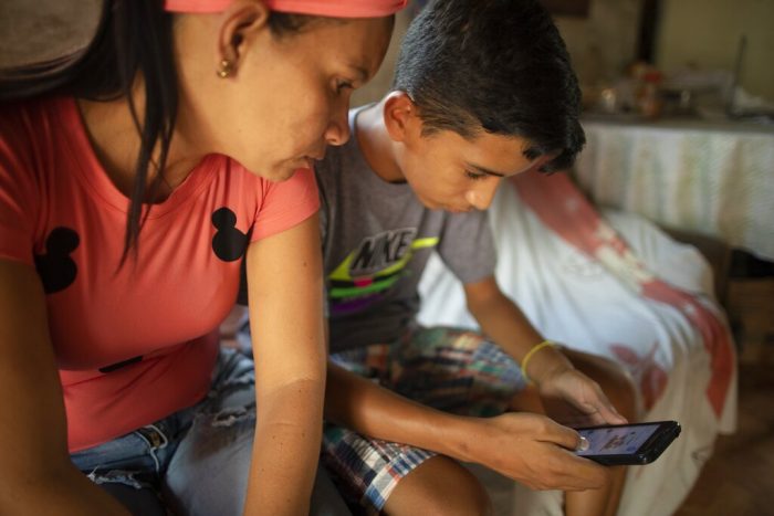 Niño vende dibujos venezuela