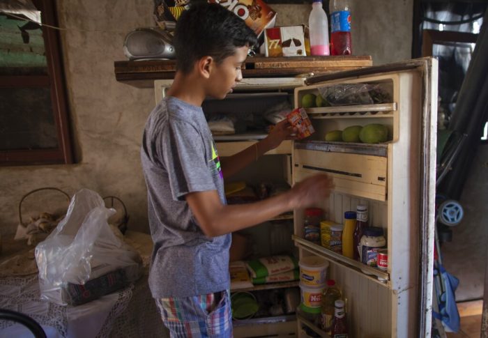 Niño vende dibujos venezuela