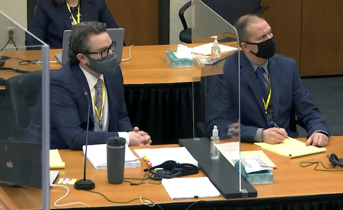 En esta imagen tomada de video, se ve al abogado Eric Nelson y a la derecha su cliente, el exoficial de policía de Minneapolis, Derek Chauvin, escuchando al Juez Peter Cahill, en una audiencia en el juzgado del condado Hennepin, en Minnesotta, el 11 de marzo de 2021. 