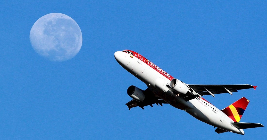 avianca-avion-luna-cielo-azul