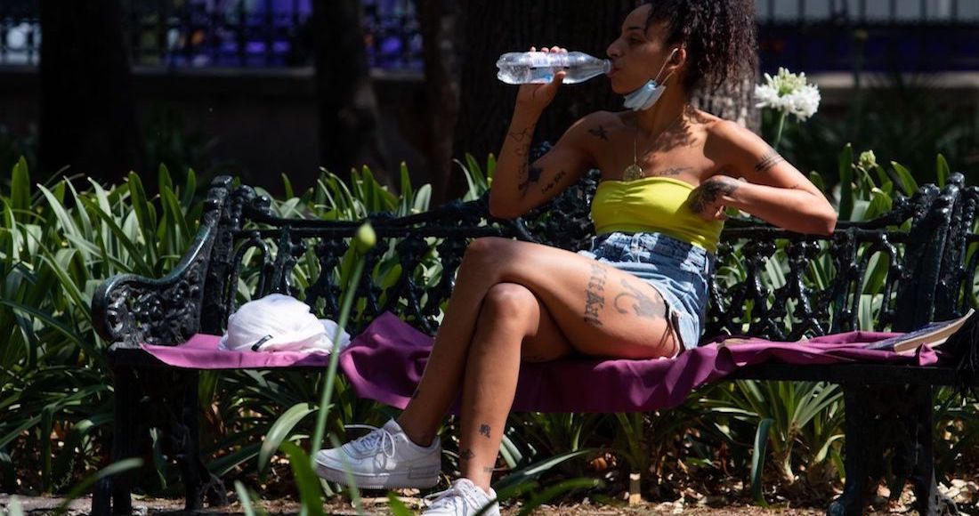 Foto joven tomando agua en la cdmx