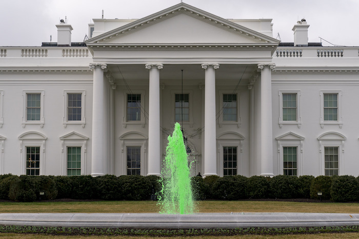 El agua de la fuente en el jardín norte de la Casa Blanca está teñida de verde para el Día de San Patricio, patrono de Irlanda, miércoles 17 de marzo de 2021. 