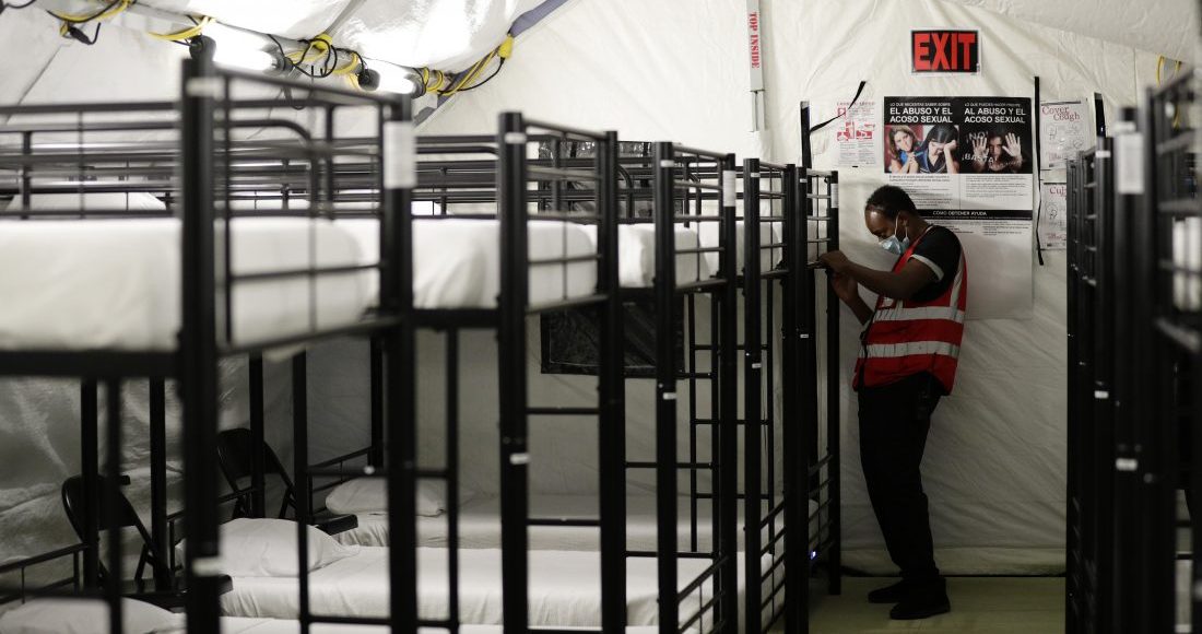 En esta fotografía del 9 de julio de 2019, un trabajador ajusta unas literas en el centro de detención para niños migrantes del Gobierno de Estados Unidos en Carrizo Springs, Texas. Foto: Eric Gay, AP.