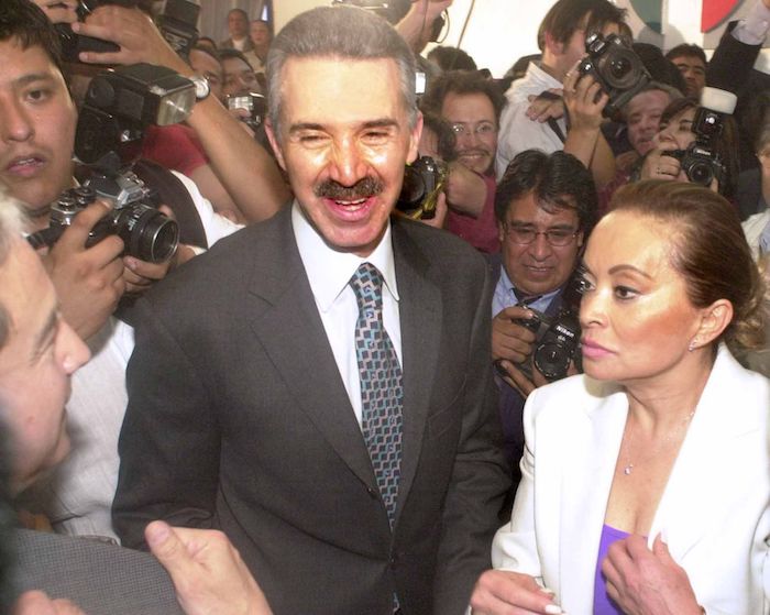 Roberto Madrazo y Elba Esther Gordillo en la campaña interna del PRI. Enero de 2002.