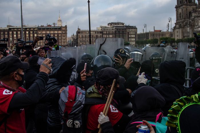 Mujeres se manifestaron frente a Palacio Nacional para exigir la investigación a Félix Salgado Macedonio por las denuncias de supuesto abuso sexual. 