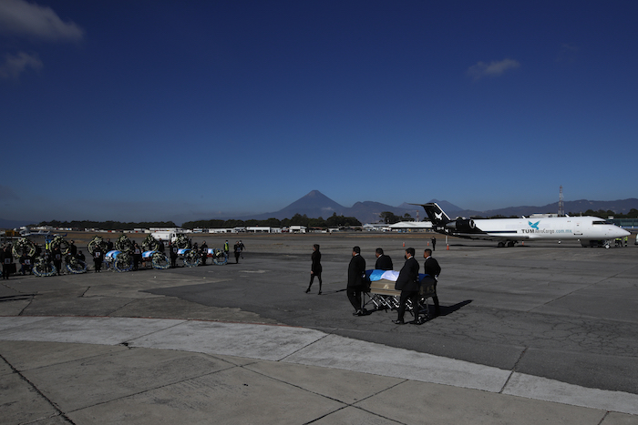 Los restos de 16 migrantes guatemaltecos que fueron asesinados cerca de la frontera entre Estados Unidos y México en enero llegan a la base de la Fuerza Aérea en Ciudad de Guatemala, el viernes 12 de marzo de 2021. 