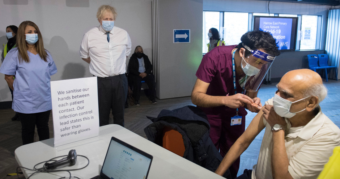 Fotografía de archivo del 25 de enero de 2021 del Primer Ministro británico, Boris Johnson, mientras observa cómo un enfermero aplica una dosis de la vacuna de Oxford AstraZeneca contra la COVID-19 durante una visita a Barnet FC, en Londres.