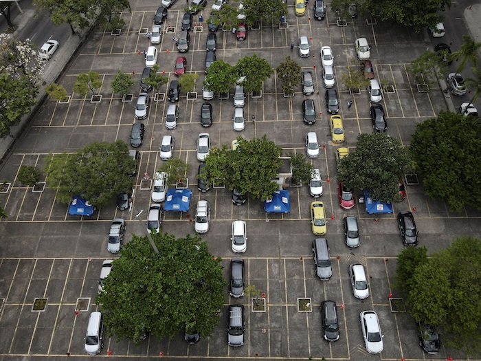 Fotografía Tomada Con Dron Que Muestra La Fila De Automóviles Que Llevan Adultos Mayores a Recibir Una Dosis De La Vacuna Coronavac Contra La Covid Durante Una Jornada De Vacunación Para Adultos Mayores En Un Drive thru En Río De Janeiro brasil