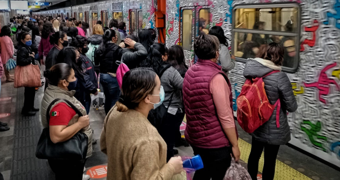 Decenas de personas esperan el metro línea azul.