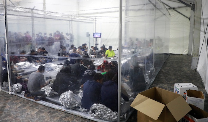 Fotografía del 17 de marzo cedida por la Oficina de Aduanas y Protección de Fronteras (CBP) donde se muestra a un grupo de familias y niños acostados dentro de una de las carpas de la Patrulla Fronteriza en las instalaciones de procesamiento temporal en Donna, Texas.