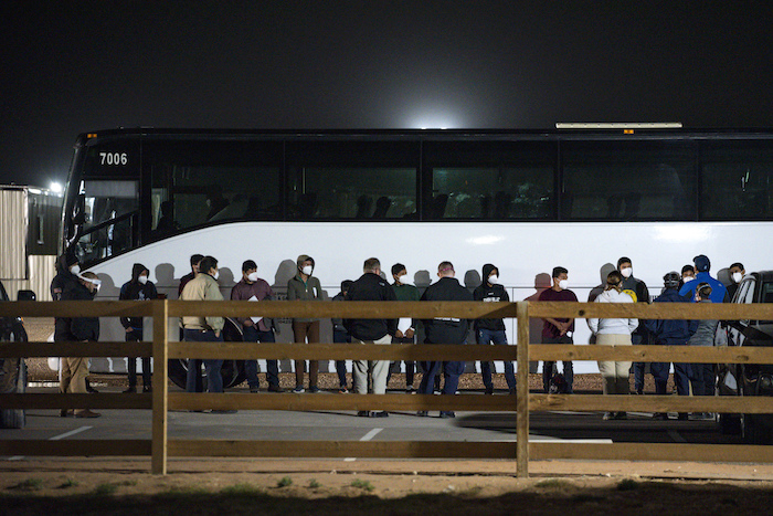 Grupos de niños migrantes en un centro de acoplo temporal al sur de Midland, Texas, el 14 de marzo del 2021. 