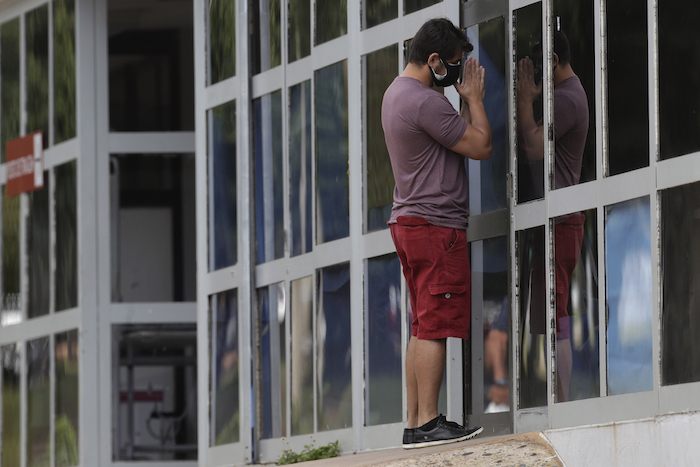 Marcio Moraes Reza En El Exterior De Una Uci Improvisada En La Que Está Hospitalizado Su Hermano De Años Aquejado De Covid En El Hospital Público Hran En Brasilia Brasil El De Marzo De