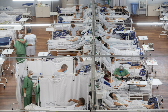 Pacientes Con Covid En Sus Camas En Un Hospital De Campaña Habilitado En Un Pabellón De Deportes En Santo Andre a Las Afueras De Sao Paulo Brasil El De Marzo De