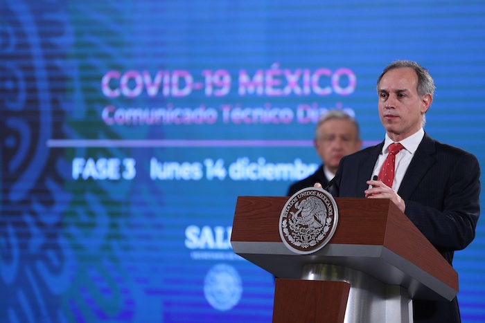 El Subsecretario de Salud de México, Hugo López-Gatell (d), habla durante la rueda de prensa diaria del Presidente de México, Andrés Manuel López Obrador, ayer, desde el Palacio Nacional, en Ciudad de México (México). 