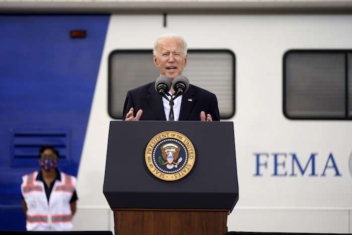 El Presidente Joe Biden habla durante un evento en el estadio NRG el viernes 26 de febrero de 2021, en Houston.