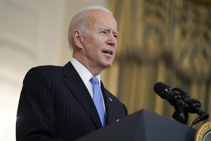 El Presidente Joe Biden habla sobre las labores para combatir a la COVID-19, el martes 2 de marzo de 2021, en la Casa Blanca, en Washington.