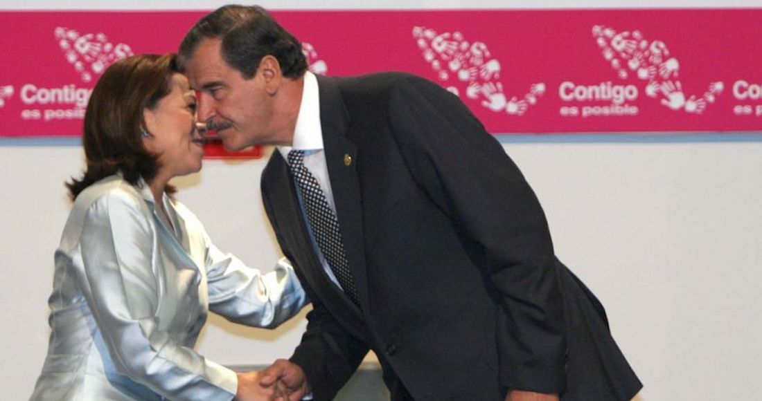 Foto de vicente fox saludando a Josefina Vazquez Mota