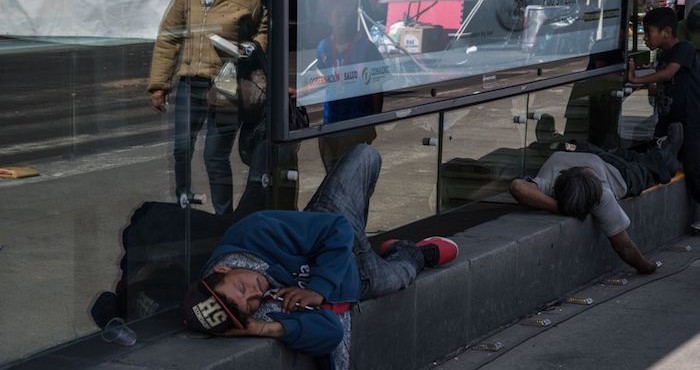 Dos Hombres Toman Un Descanso Al Exterior De La Estación San Lázaro Del Metrobús