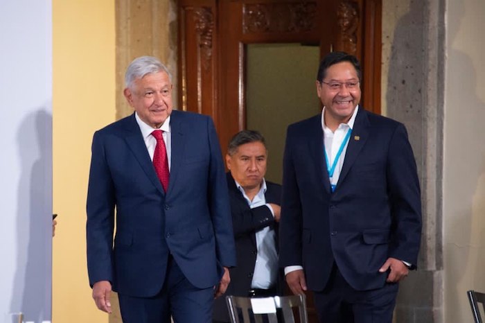 Andrés Manuel López Obrador Y Luis Alberto Arce a Su Arribo Al Salón Tesorería De Palacio Nacional