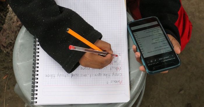 Aspectos del uso del celular por parte de un niño, tras el regreso a clases a distancia.