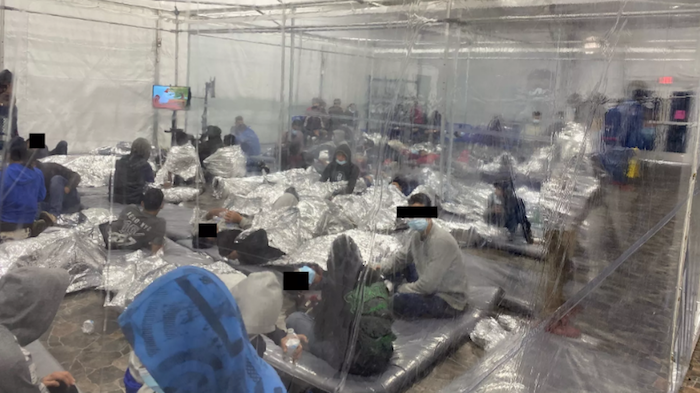 Uno de los demócratas más moderados explicó que cada una de las ocho carpas en las que está dividido el albergue temporario abierto en la localidad de Donna, en Texas, tiene capacidad para 260 personas, pero el domingo, cuando se tomaron las fotografías, había un sector con más de 400 menores migrantes. 