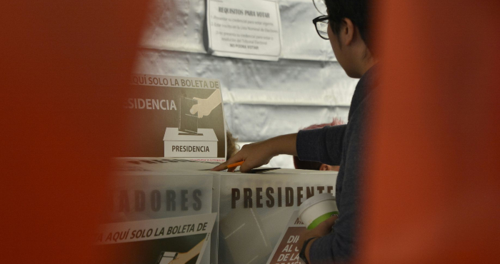 Une mujer vota en las elecciones.