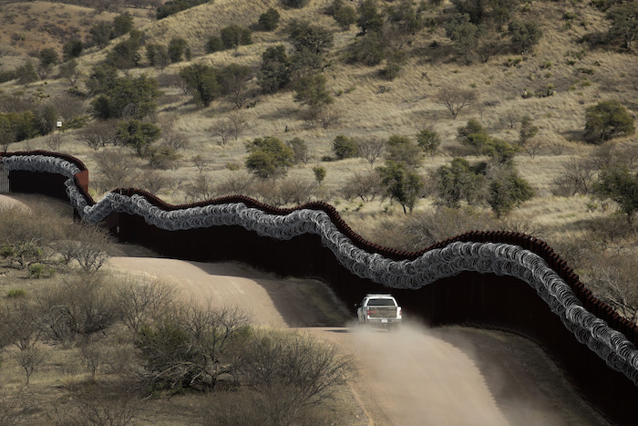 En Esta Imagen Del De Marzo De Un Agente De La Oficina De Aduanas Y Protección Fronteriza De Estados Unidos Patrulla El Lado Estadounidense De Un Muro Con Alambre De Cuchillas Junto a Al Frontera Con México Al Este De Nogales Arizona