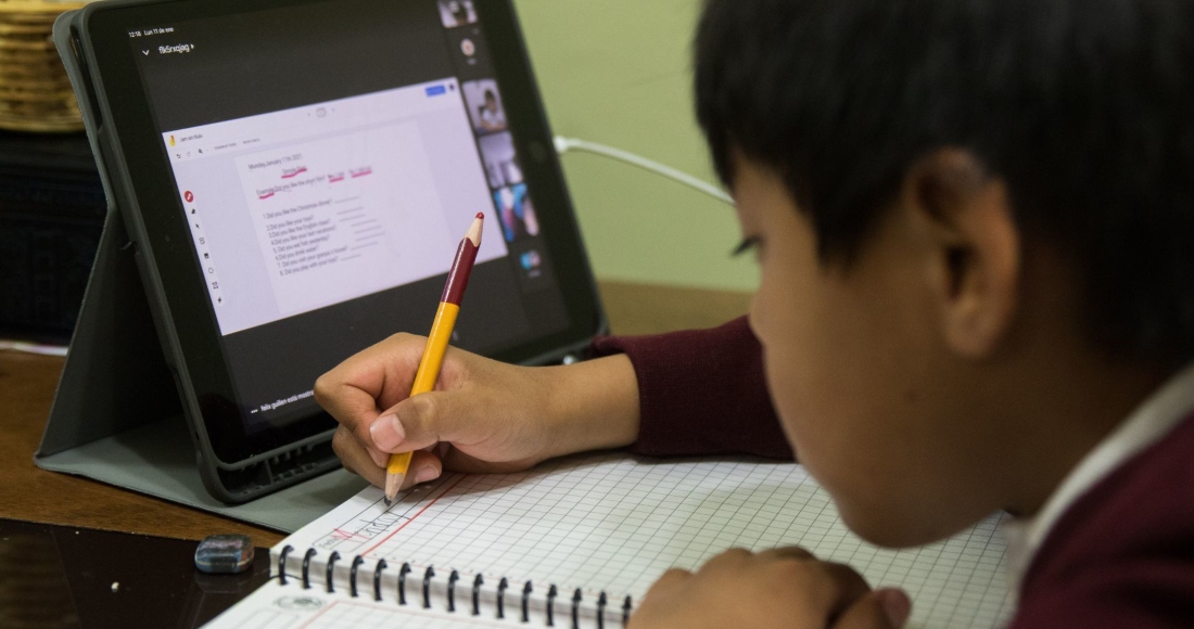 niño-escuela-en-linea-clases