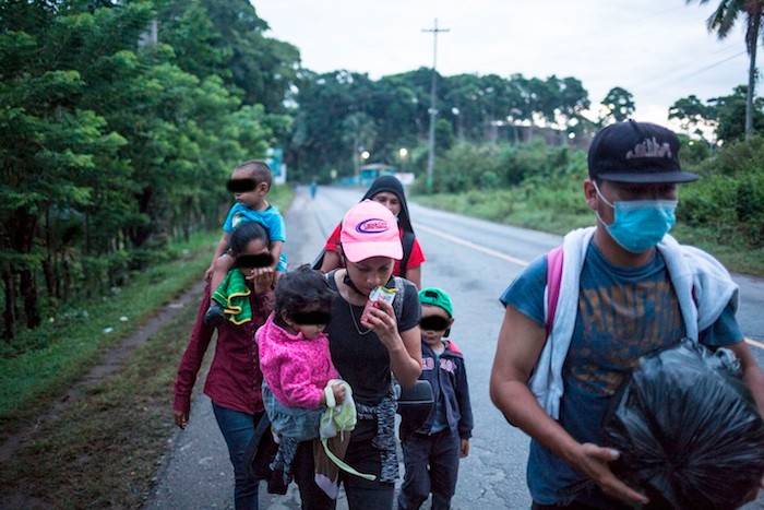 Migrantes hondureños continúan su camino hacia Estados Unidos. 