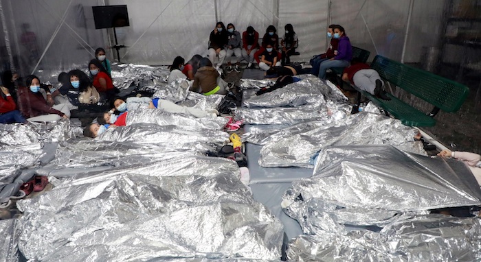 Fotografía del 17 de marzo cedida por la Oficina de Aduanas y Protección de Fronteras (CBP) donde se muestra a un grupo de niños acostados dentro de una de las carpas de la Patrulla Fronteriza en las instalaciones de procesamiento temporal en Donna, Texas. 