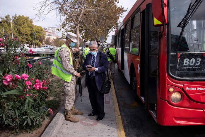 Un grupo de militares realiza controles de identidad y de circulación en la comuna de Independencia hoy, en Santiago (Chile). 