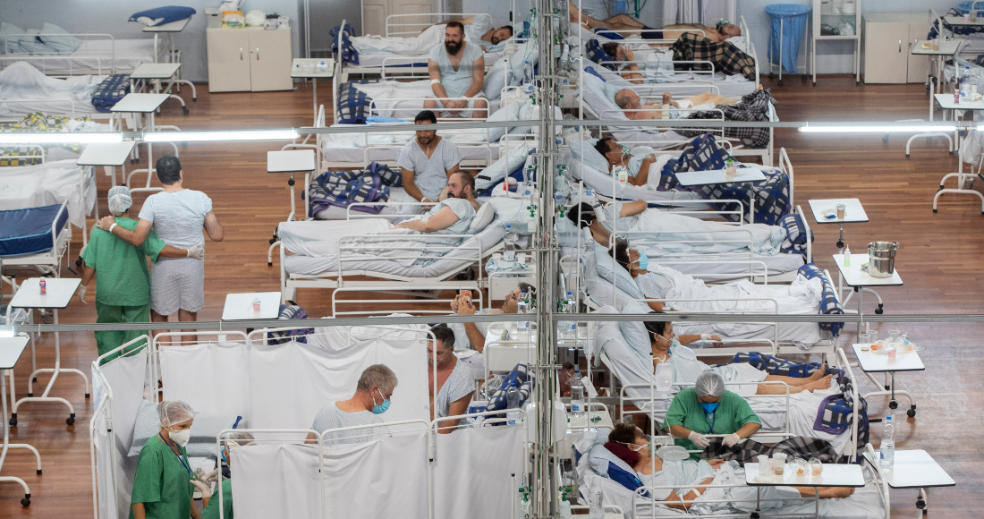 Pacientes con COVID-19 descansan en sus camas en un hospital de campaña habilitado en el interior de un recinto deportivo, en Santo Andre, a las afueras de Sao Paulo, Brasil, el 4 de marzo de 2021.