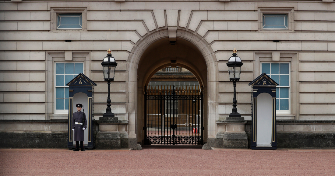 Un soldado resguarda el Palacio de Buckingham, la residencia oficial de la reina Isabel II en Londres, el domingo 7 de marzo de 2021.